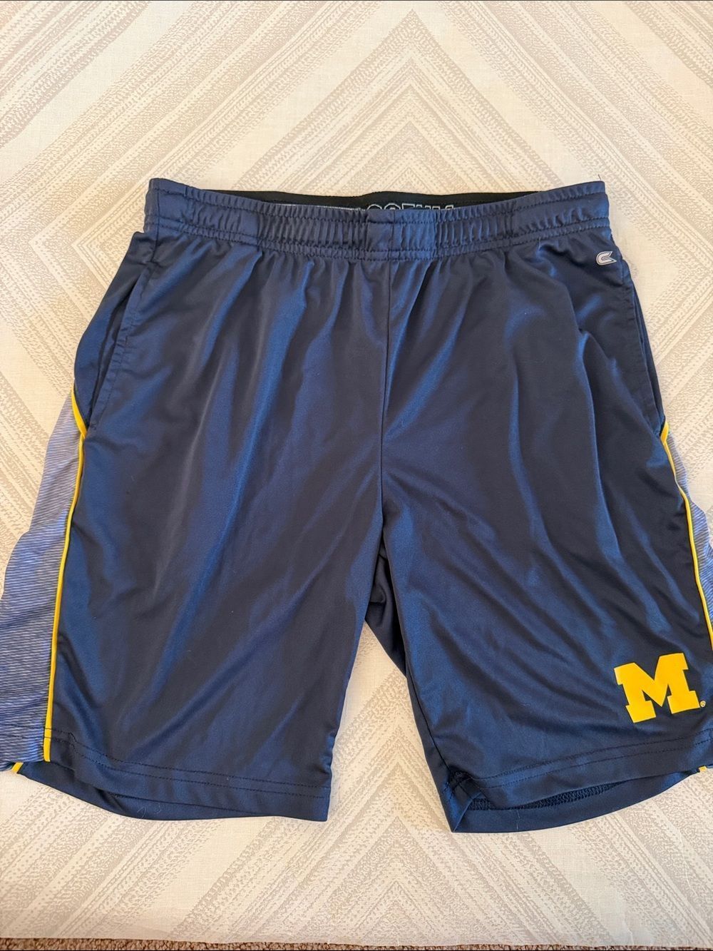 Colosseum Boys XL 20 Michigan Wolverines Navy Athletic Shorts Yellow M Logo